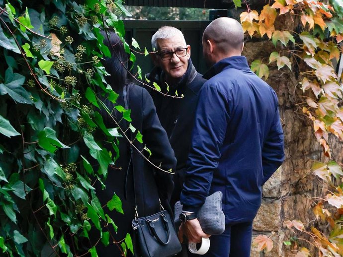Nuria González recibe la visita de varias personas en su casa, a 16 de noviembre de 2023, en Madrid (España).