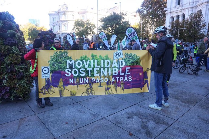 Varias personas participan en bicicleta en una manifestación por la movilidad sostenible, a 19 de noviembre de 2023, en Madrid (España).   