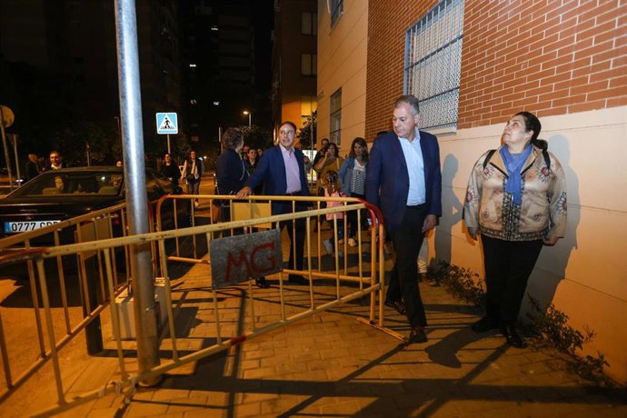 El alcalde de Sevilla, José Luis Sanz, ha visitado el barrio de Contadores y ha mantenido una reunión con los vecinos y entidades de la zona.