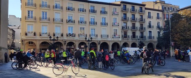 Inicio de la manifestación en bicicleta en Logroño para protestar por la "regresión de la movilidad sostenible"