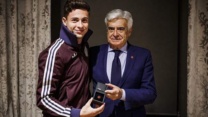 Roro Riquelme recibe de manos de Pedro Rocha la insignia conmemorativa por debutar con la selección española