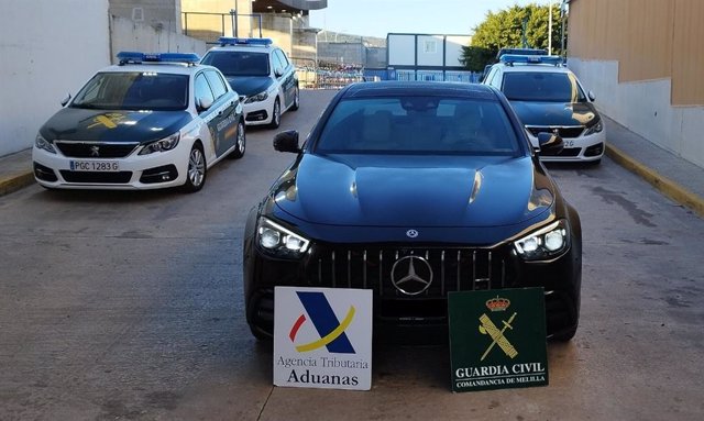 Vehículo de la marca Mercedes recuperado por la Guardia Civil en la frontera de Melilla y que había sido robado en Suiza.