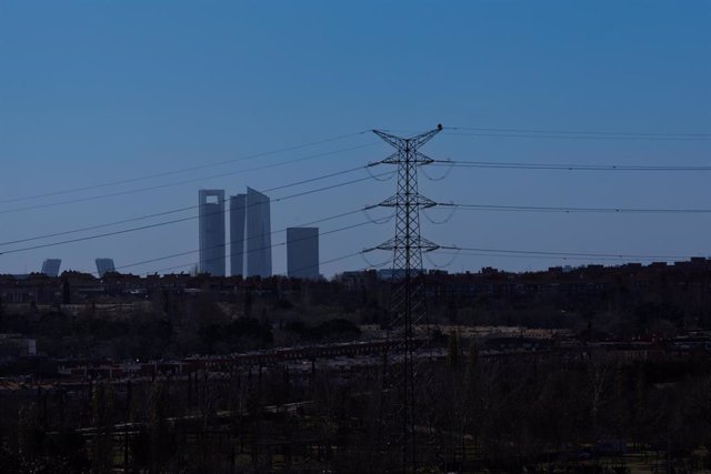 Archivo - Vista de una torre de alta tensión, a 23 de enero de 2023, en San Sebastián de los Reyes, Madrid (España). 
