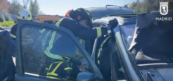 Archivo - Cinco heridos al colisionar un coche contra otro que estaba averiado en la M-30