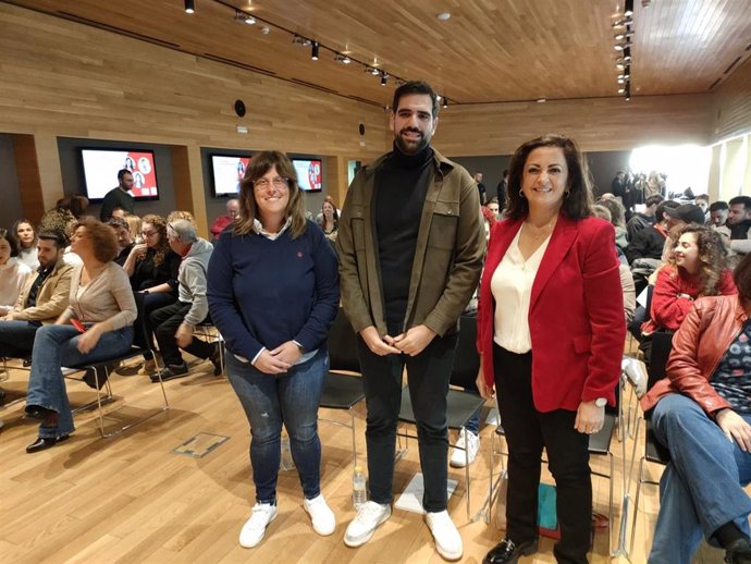 La secretaria general de JJSS de La Rioja, Raquel Pedraja, el secretario general de JJSS, Víctor Camino, y la secretaria general del PSOE riojano, Concha Andreu, en la clausura del Congreso Regioanl de JJSS de La Rioja