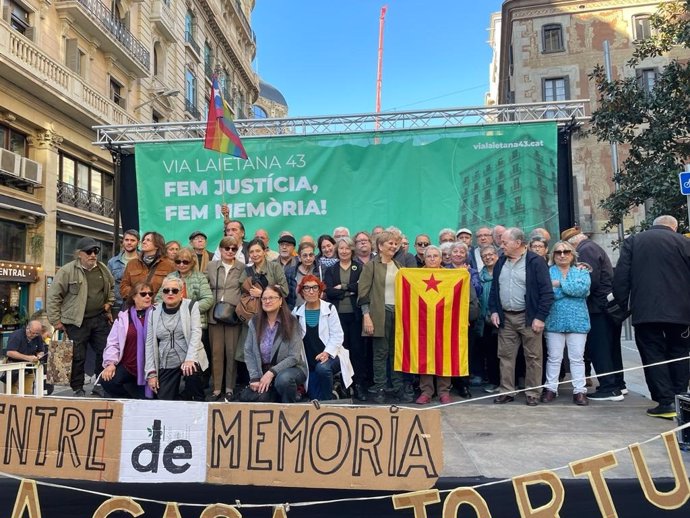 Representantes de entidades impulsoras de 'Via Laietana 43. Fem justícia, fem memòria' en la concentración ante la Jefatura Superior de la Policía Nacional en la Via Laietana.