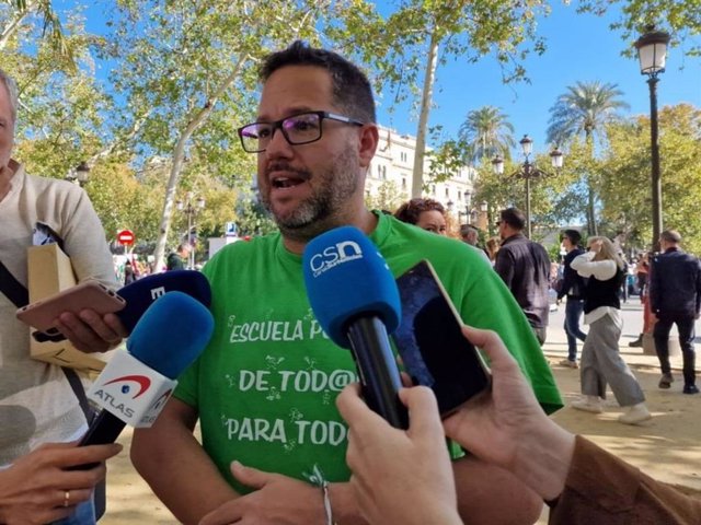 El portavoz parlamentario de Adelante Andalucía, Jose Ignacio García, en la manifestación por la educación pública en Sevilla