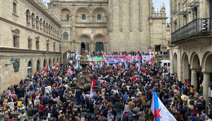 El profesorado gallego se manifiesta en Santiago contra "el acuerdo de la vergüenza" firmado por Xunta, UGT, CCOO y ANPE