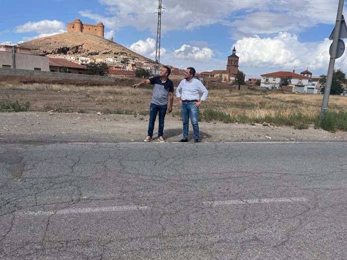 El diputado de Obras Públicas y Vivienda, José Ramón Jiménez, junto al alcalde de La Calahorra en el tramo de la la GR-5104 que pasa por el municipio.