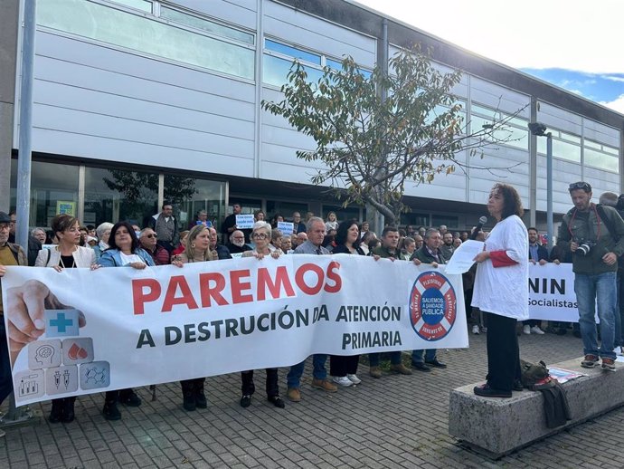 Concentración frente al Centro de Salud de Viveiro (Lugo).