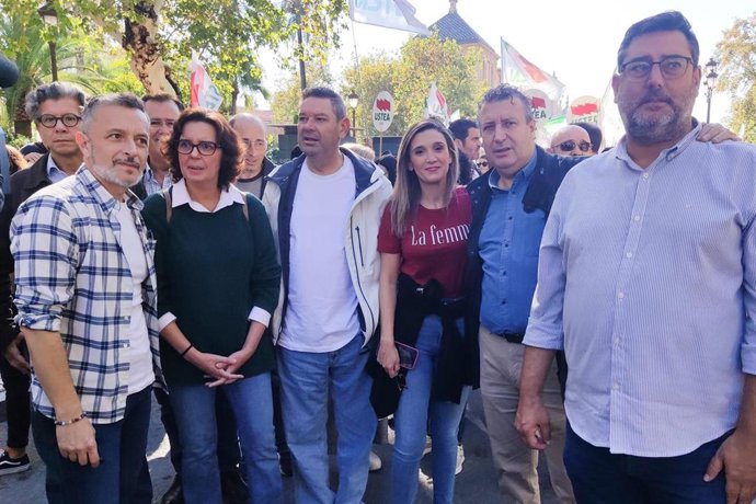 La portavoz de Educación del Grupo Parlamentario Socialista en el Parlamento de Andalucía, Susana Rivas, el secretario general del PSOE de Sevilla, Javier Fernández, y otros parlamentarios autonómicos, en la manifestación de Marea Verde en Sevilla