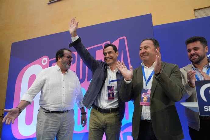 El presidente del PP andaluz, Juanma Moreno, saluda a los asistentes a la 6 Escuela de Otoño del PP de Sevilla que se ha celebrado en Carmona este fin de semana.