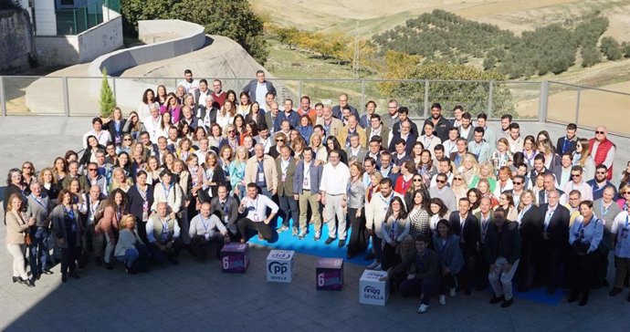 Foto de familia de los participantes en la 6 Escuela de Otoño del Partido Popular de Sevilla, celebrada en Carmona.