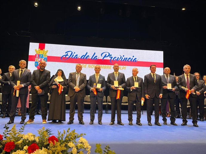 Foto de familia de los galardonados en el acto oficial del Día de la Provincia celebrado en Pulpí (Almería)
