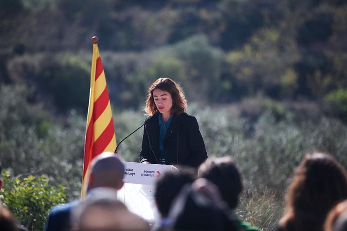 La consellera de Justícia, Drets i Memria, Gemma Ubasart, en la inauguració d'una nova placa en el Memorial de les Camposines de la Fatarella