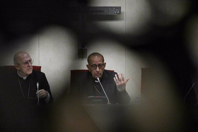 El cardenal arzobispo emérito de Madrid, Carlos Osoro (i), y el presidente de la Conferencia Episcopal Española, Juan José Omella (d).