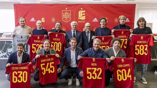 La RFEF reconoce la trayectoria de los internacionales de Castilla y León y entrega los dorsales de Leyendas España
