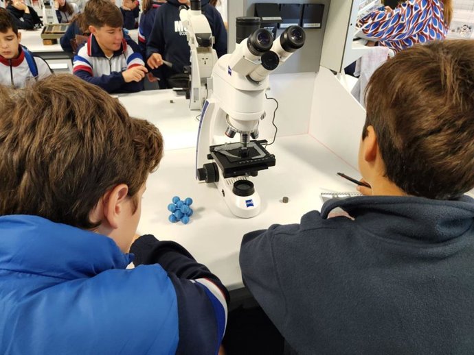 Estudiantes participando en las actividades de la semana de la ciencia organizadas en la Universidad de Huelva.
