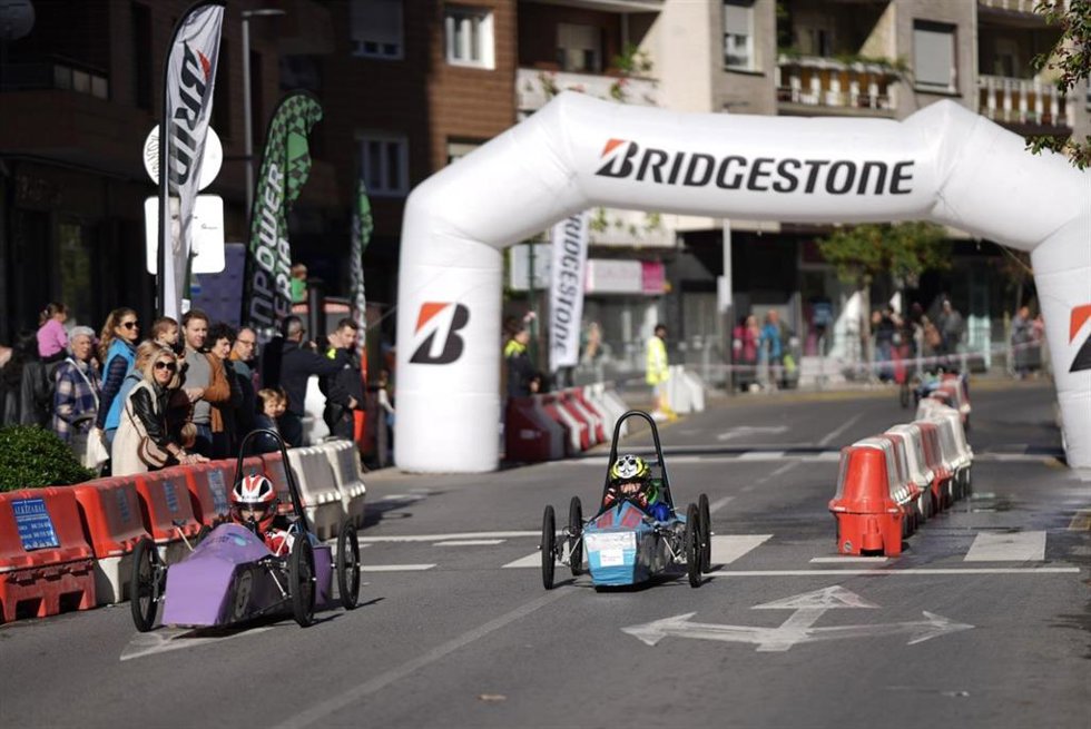 El centro La Perrera de Bilbao y el IES Fuente Fresnedo de Laredo ganan la carrera de vehículos eléctricos de Galdakao