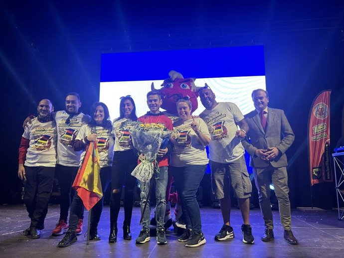 Más de 300 motos arropan a Álvaro Bautista en el recorrido del bicampeón del Mundo de Superbike por Talavera