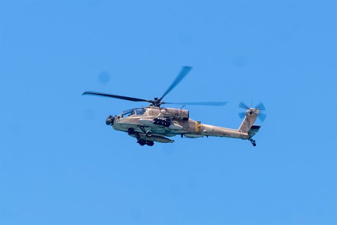 Archivo - July 30, 2023, Tel Aviv, Israel, Israel: (NEW) Daily Life In Israel Summer 2023. July 21, 2023, Tel Aviv, Israel: An Israeli Air Force's AH-64 Apache attack helicopter fly over Tel Baruch beach on July 21, 2023 in Tel Aviv, Israel.