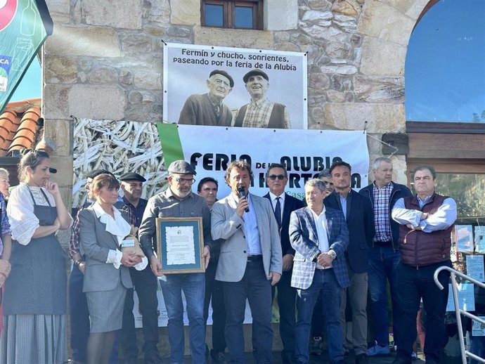 El consejero de Desarrollo Rural en la Feria de la Alubia de Casar de Periedo