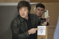 Milei vota y se lamenta por "la campaña del miedo, la campaña sucia"