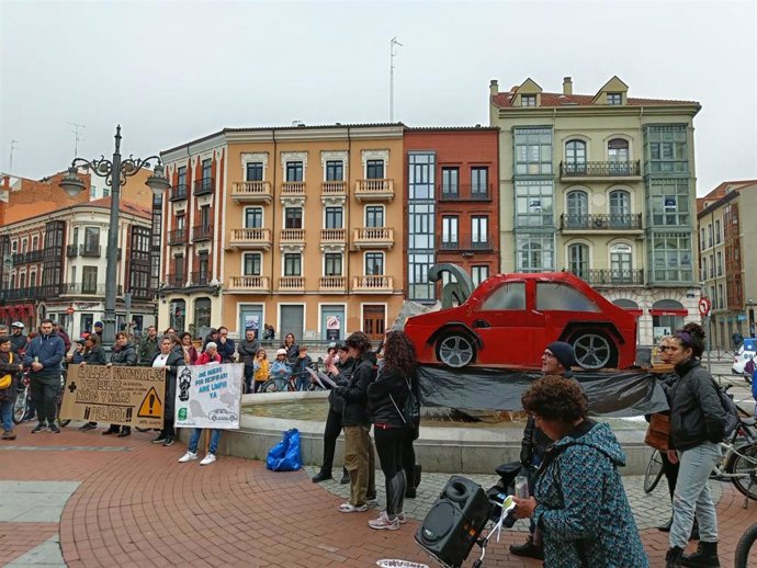 Cerca de un millar de personas se manifiestan en Valladolid en defensa de los carriles bus y bici