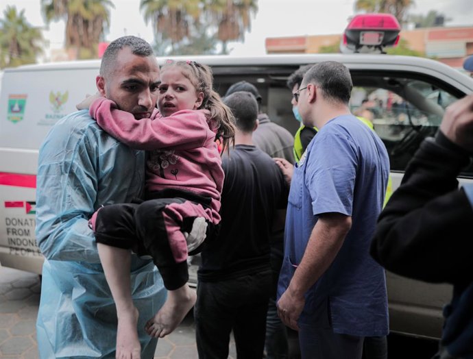 November 15, 2023: Gaza, Palestine. 15 November 2023. Children injured in today's Israeli bombardment of the Nuiserat Palestinian refugee camp are taken for treatment at the Al-Aqsa Martyrs Hospital in the city of Deir Al-Balah, in the central Gaza Strip