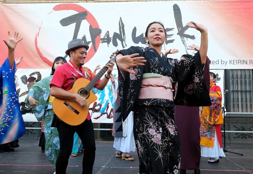 Espectáculo de la jornada inaugural de la Japan Week 2023 en la Plaza de San Francisco de Sevilla.
