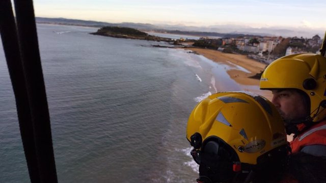 Helicóptero del 112 Cantabria sobrevuela la playa del Sardinero en Santander