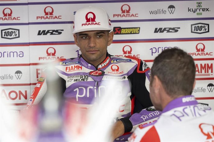 El piloto español Jorge Martín en su box durante el Gran Premio de Catar 2023