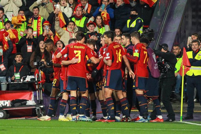 Los jugadores de la selección española celebran el 2-1 de Ferran Torres ante Georgia