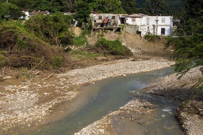 Archivo - Imagen de archivo de casas dañadas en República Dominicana por el desbordamiento de un río