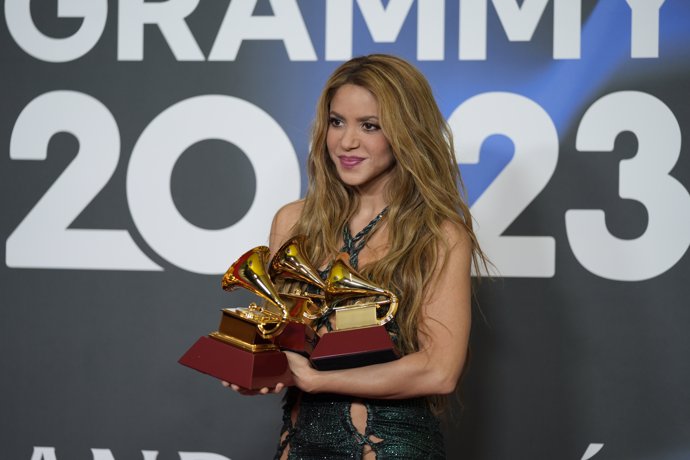 La cantante Shakira, posa con los 3 Grammy que le han sido otorgados durante la gala de entrega de los Latin Grammy 2023, en el Palacio de Congresos de Sevilla, a 16 de noviembre de 2023, en Sevilla, Andalucía (España).