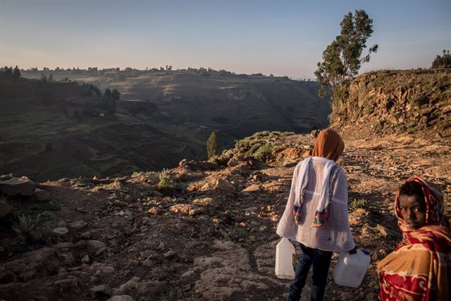Archivo - Un niño con bidones de agua en Amhara, Etiopía