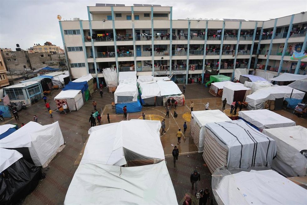 Personas desplazadas en un refugio temporal reconvertido de una escuela en la ciudad de Rafá, en el sur de la Franja de Gaza