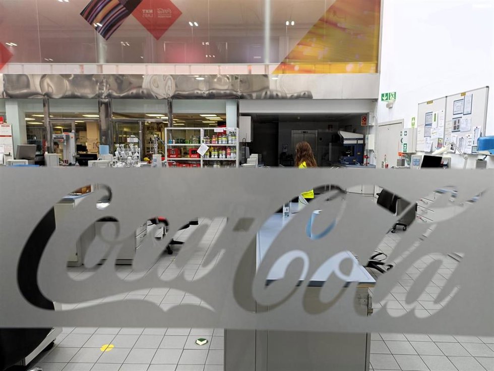 Archivo - Logotipo de Coca-Cola en la fábrica de Coca-Cola Europacific Partners (CCEP) 