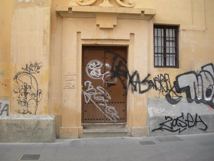 Archivo - Una pintada en una Iglesia.