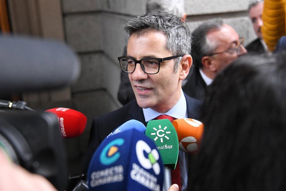 El ministro de la Presidencia, Relaciones con las Cortes y Memoria Democrática en funciones, Félix Bolaños, ofrece declaraciones a los medios a su salida de la segunda sesión del debate de investidura de Pedro Sánchez como presidente de Gobierno, en el 