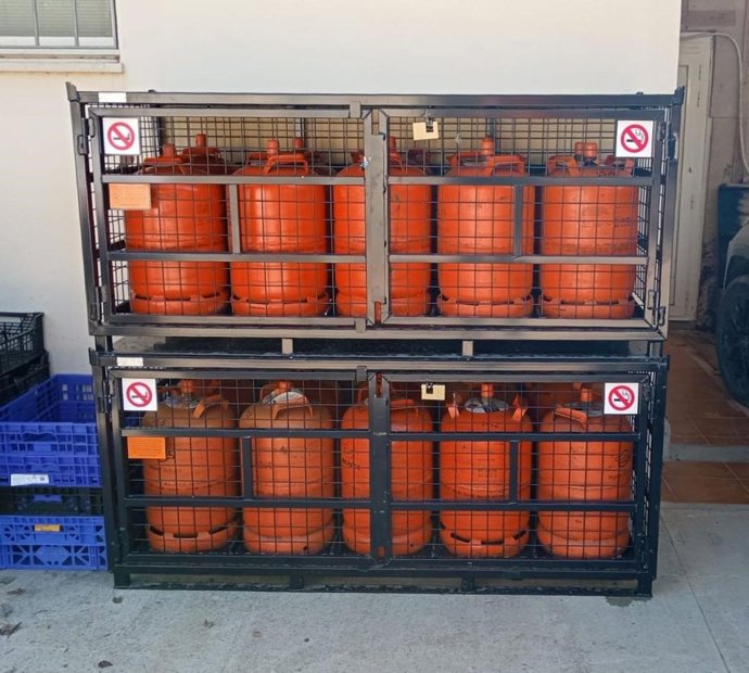 Archivo - Bombonas de butano