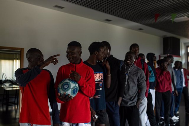 Varios migrantes procedentes de Canarias hacen deporte en la Casa de Cultura de Dorrón en Sanxenxo, Pontevedra.