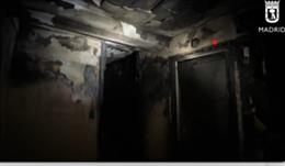 Atendidas 3 personas que saltaron de sus pisos por un incendio en San Blas y a 16 vecinos intoxicados por humo