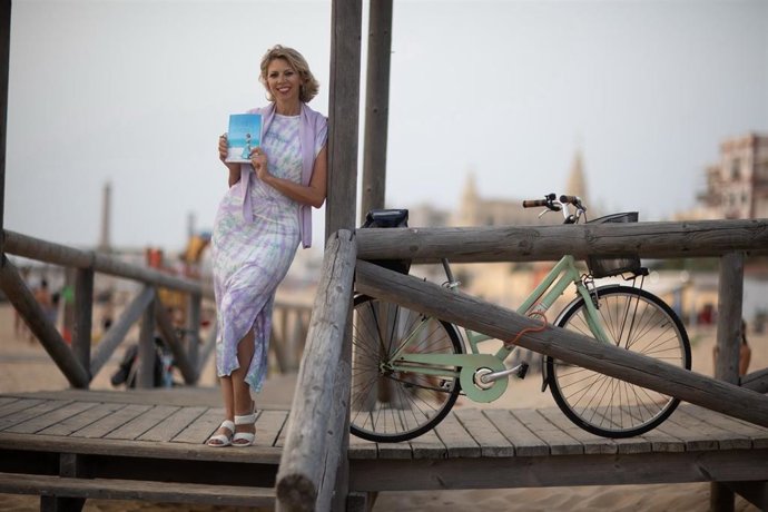 La obra 'Anónimos Infinitos: Todos los microrrelatos de la vida', de la periodista Marina Bernal, será presentada en la Cámara de Comercio de Sevilla.
