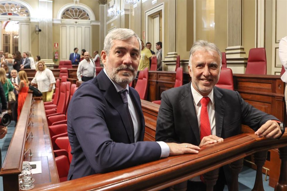 Archivo - El nuevo presidente del Gobierno de Canarias, Fernando Clavijo, es felicitado por el expresidente del Gobierno de Canarias, Ángel Víctor Torres, tras la segunda jornada del Pleno del debate de investidura del nuevo presidente del Gobierno de C