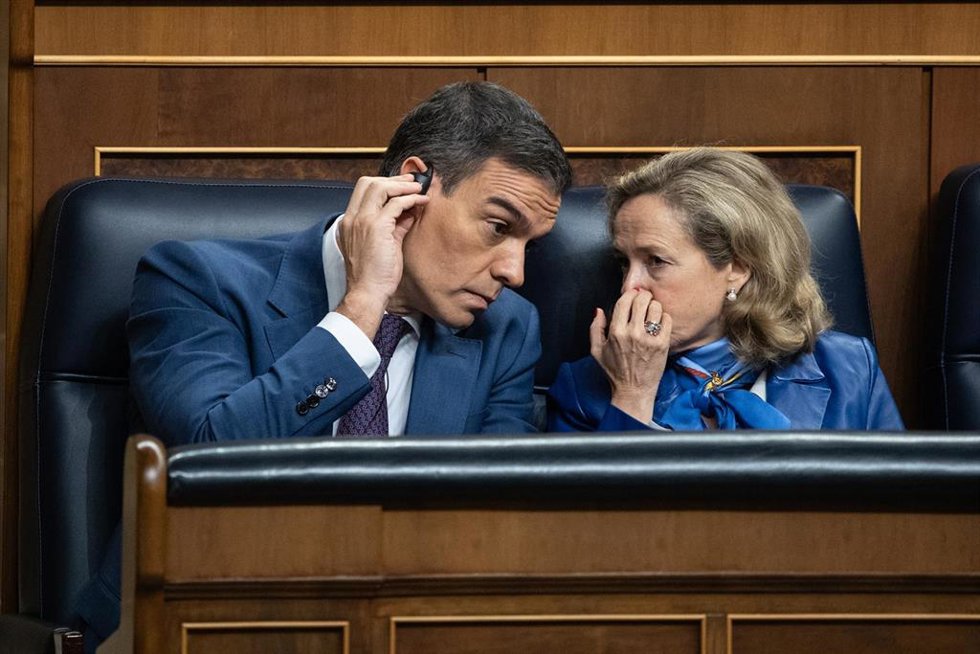 El presidente del Gobierno en funciones y candidato a la reelección, Pedro Sánchez y la vicepresidenta primera y ministra de Asuntos Económicos y Transformación Digital en funciones, Nadia Calviño, al inicio de la segunda sesión del debate de investidur
