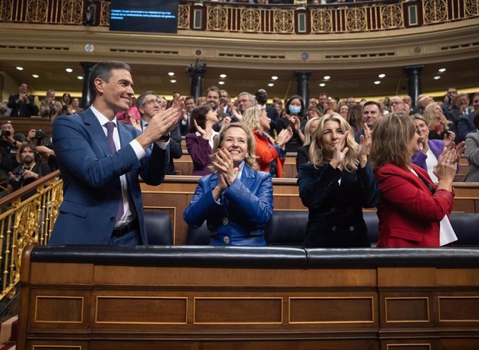 El recién nombrado presidente del Gobierno, Pedro Sánchez, es aplaudido tras finalizar la segunda sesión del debate de investidura de Pedro Sánchez como presidente de Gobierno, en el Congreso de los Diputados, a 16 de noviembre de 2023, en Madrid (Españ