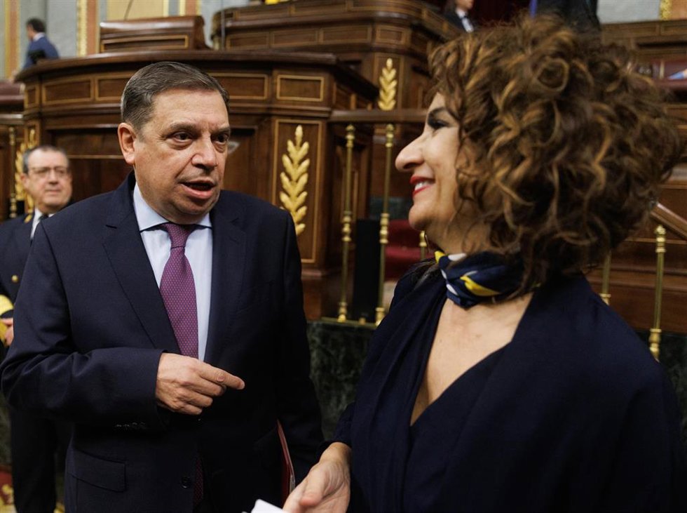 Archivo - El ministro de Agricultura, Pesca y Alimentación, Luis Planas y la ministra de Hacienda y Función Pública, María Jesús Montero, en una foto de archivo en el Congreso de los Diputados.