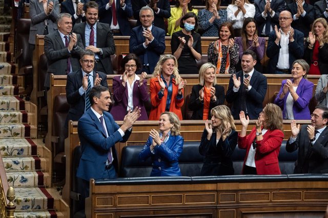 El recién nombrado presidente del Gobierno, Pedro Sánchez (1i), aplaude tras finalizar la segunda sesión del debate de investidura como presidente de Gobierno, en el Congreso de los Diputados, a 16 de noviembre de 2023, en Madrid (España). El Salón de Ple