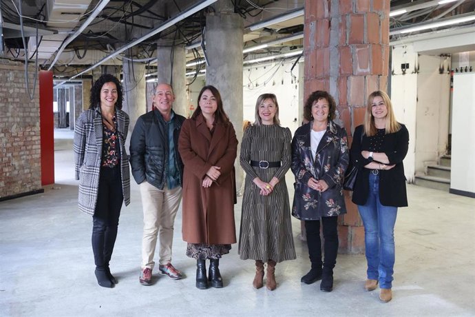 De izda. A dcha: Amezcua, Jiménez, Azcona, la consejera López, la directora general Arenaza y Aguirre en el local que acogerá el nuevo centro.